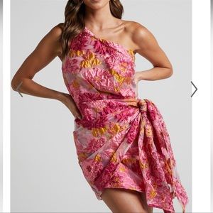 BRAILEY MINI DRESS - ONE SHOULDER WRAP FRONT IN PINK JACQUARD
SHOWPO